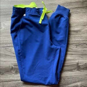 Figs Blue Joggers with Neon Yellow Accents women’s. Size Small
Style# M21SW2053